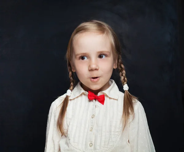 Verbaasd Schoolmeisje Leeg Schoolbord Backgroung Met Kopie Ruimte — Stockfoto