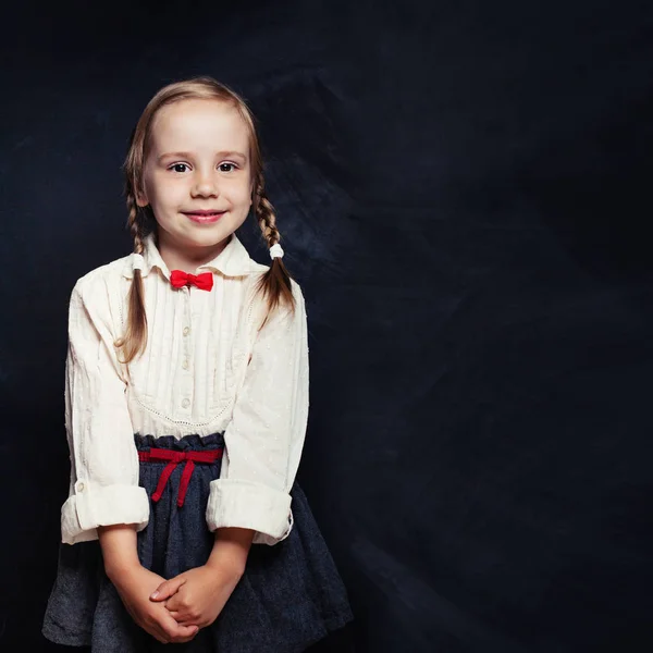 Bella Bambina Uniforme Della Scuola Elementare Bambino Felice Sfondo Lavagna — Foto Stock