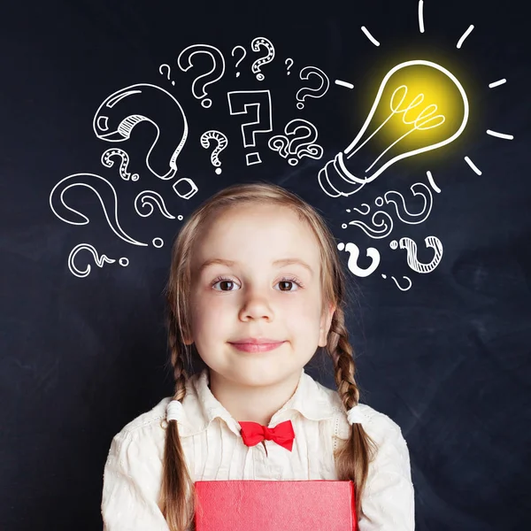 Kíváncsi Gyerek Iskolás Korú Lightbulb Valamint Kréta Kérdőjelek Brainstorm Ötlet — Stock Fotó
