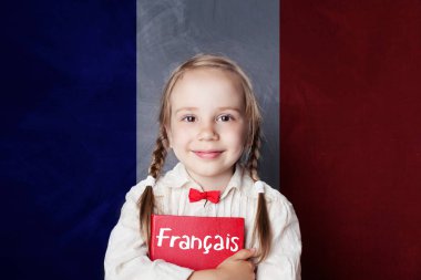 Fransız bayrağının afiş karşı kitap ile gülümseyen kız. Fransızca öğrenme