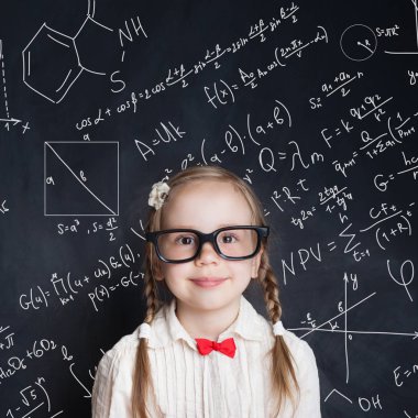 Küçük deha. Akıllı küçük kız matematik öğrenci okul tahta arka plan ile el çizimleri bilim formül desen. Çocuklar matematik eğitim kavramı