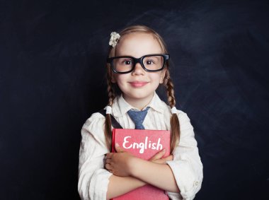 Küçük kız öğrenci öğrenci pigtails ve gözlük ile İngilizce konseptiyle. Akıllı çocuk dil okulunda İngilizce öğrenme