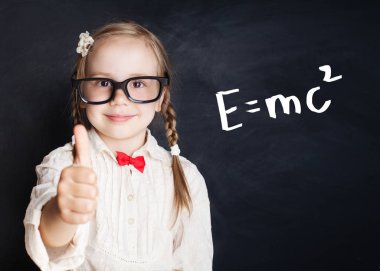 Küçük dahi portre. Çocuklar matematik eğitim kavramı. El çizimleri Matematik bilim formül desen başparmak ile küçük kız