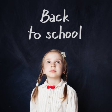 Küçük kız ilk defa okula gidiyor. Okul kavramı.