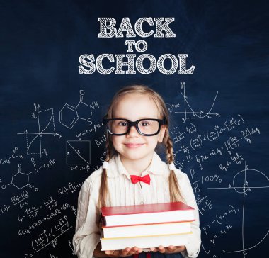 Blackboard karşı küçük kız. Okul kavramı