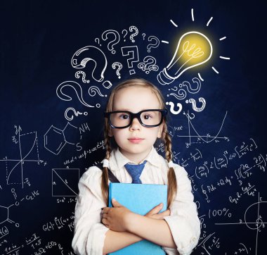 Ampul ve Matematik formüller içeren yazı tahtası, çocuk. Sorun ve çözüm. Fikir kavramı