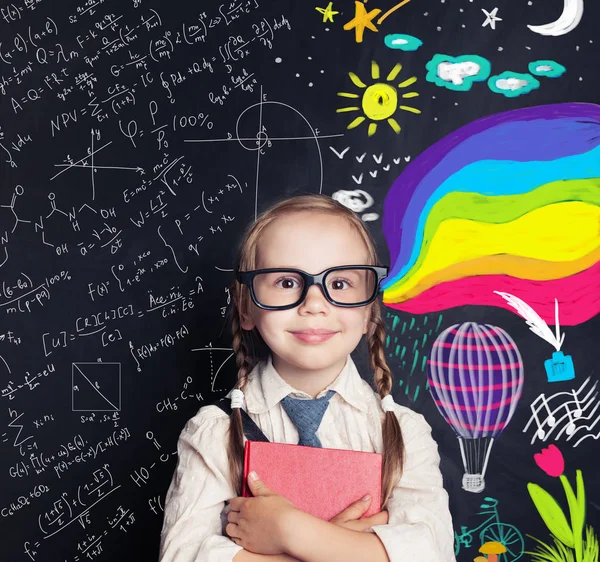 Kleine Meisje Student Schoolbord Achtergrond Met Krijt Math Kleurrijke Kunst — Stockfoto
