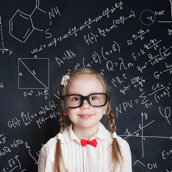 小さな天才 スマート小さな女の子数学学生手図面科学式パターンで学校黒板背景に 子供の数学教育の概念 — ストック写真