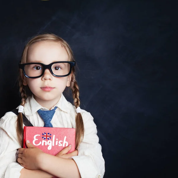 Kind Leren Van Engels Slim Meisje Glazen Met Engels Boek — Stockfoto