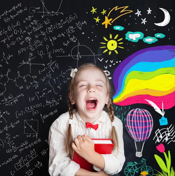子供の創造性教育概念 新たな機会 新しい地平線 女の子の小さな瞳が幸せな笑いと 学校の黒板の背景に手図面科学パターン 創造的な要素に叫んで — ストック写真