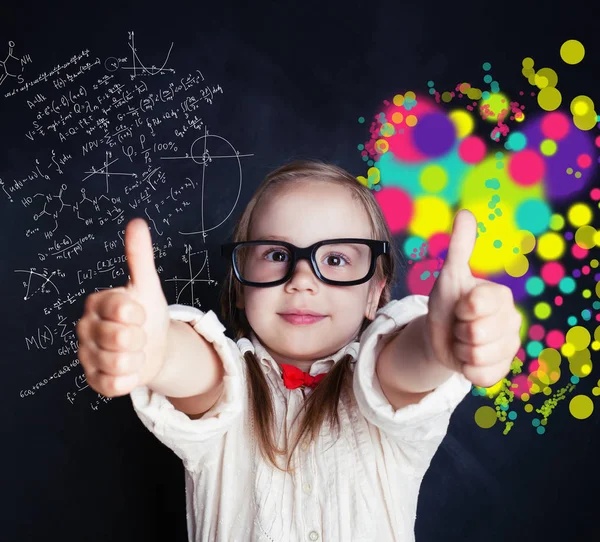 Petite Fille Génie Sur Tableau Craie Classe Avec Symbole Des — Photo