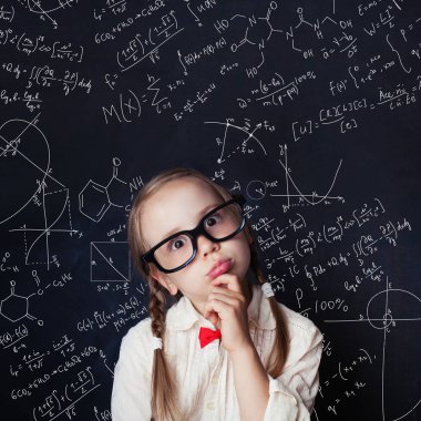 Matematik öğrenci okul yazı tahtası zemin tebeşir el çizimleri bilim formül desen üzerine düşünüyorum. Çocuklar matematik eğitim kavramı.