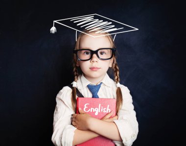 Akıllı çocuk kız öğrenci eğitim kitap ve mezuniyet blackboard arka plan, şapkası ile İngilizce kavram öğrenme
