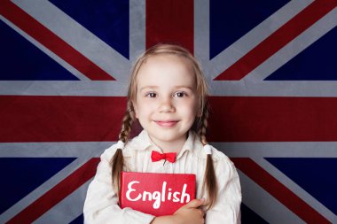 İngilizce kavramı kitap İngiltere'de bayrak arka planı ile küçük kız öğrenci ile. İngilizce dil öğrenmek
