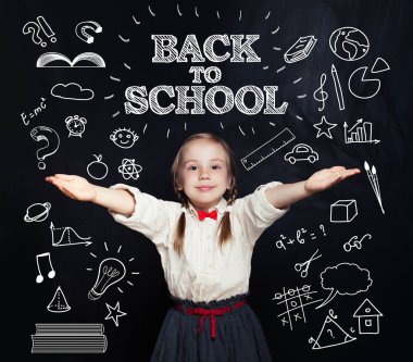 Kavramı, eğitim ve Having Fun Blackboard arka plan üzerinde mutlu gülümseyen kız öğrenci okula dönüş