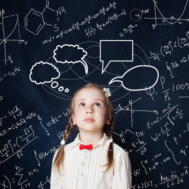 Çocuklar matematik eğitim kavramı. Küçük kız okul tahta arka plan ile el çizimleri bilim formül desen bakarak