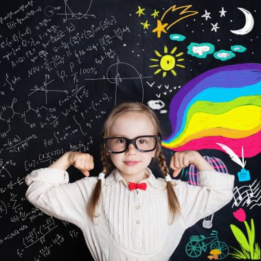 Sanat ve bilim arka plan üzerinde okul çağındaki çocuk. Gücünü gösteren küçük kız öğrenci  