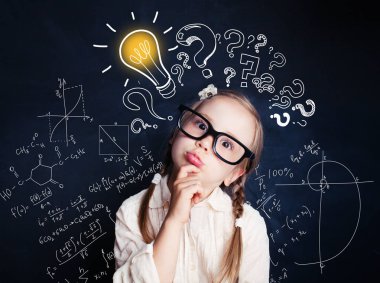 Küçük çocuk matematik öğrenci ampul ve matematik formülleri zemin üzerine düşünüyorum. Çocuk fikirler