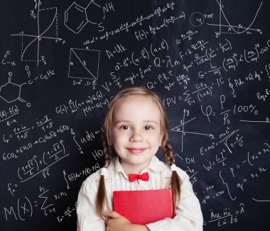 Çocuklar matematik eğitim kavramı. Mutlu küçük kız matematik öğrenci okul tahta arka plan ile el çizimleri bilim formül desen