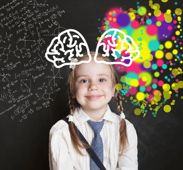 創造性教育 スマート子供学校黒板背景に笑みを浮かべて少女 芸術と科学 脳の概念の右と左半球 — ストック写真