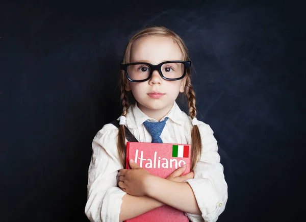 Belle Enfant Fille Avec Livre Dans Une École Langue Italienne — Photo