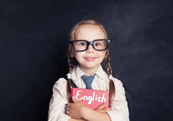 Roztomilé Dítě Školačka Červenou Knihu Tabuli Pozadí Mluví Anglicky Učit — Stock fotografie