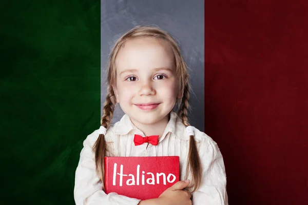 Student Dziecko Nauka Języka Włoskiego Przeciwko Flaga Włoch — Zdjęcie stockowe
