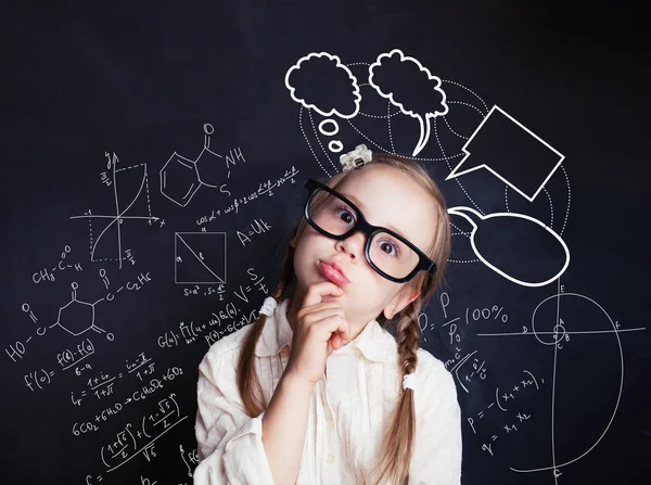 Niño Pensante Con Una Pizarra Escolar Concepto Matemáticas Para Niños — Foto de Stock