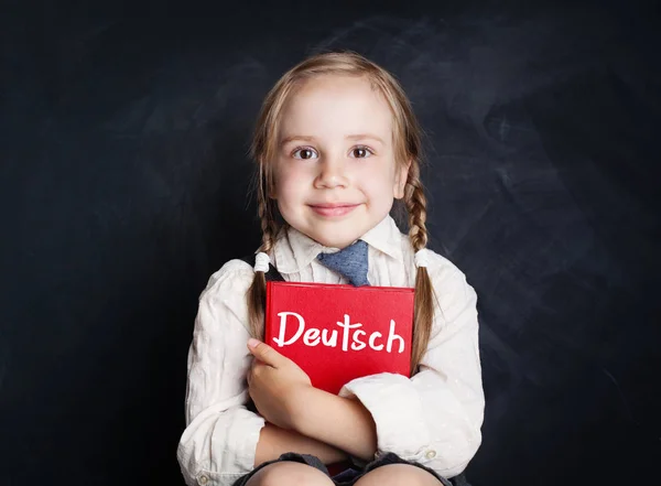 Sprechen Deutsch Und Lernen Sprachkonzept Schulmädchen Hält Rotes Buch Auf — Stockfoto