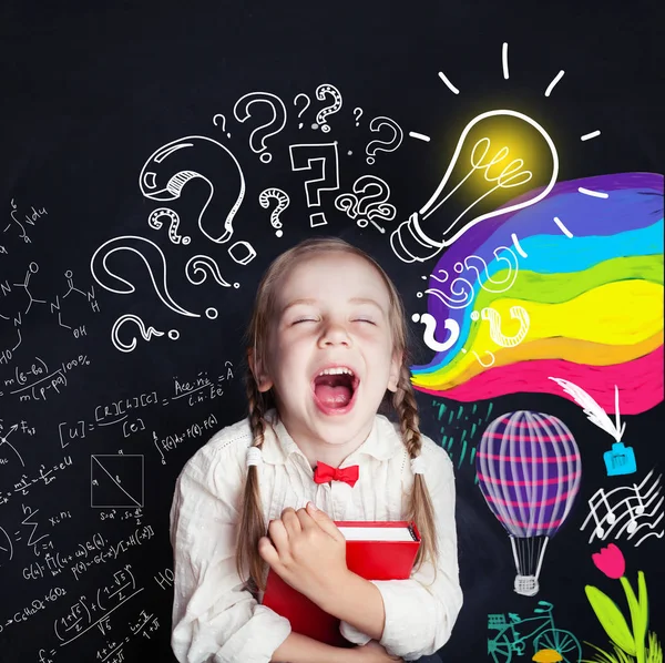 Niña Divirtiéndose Con Libro Fondo Escuela Con Bombilla Artes Ciencia — Foto de Stock