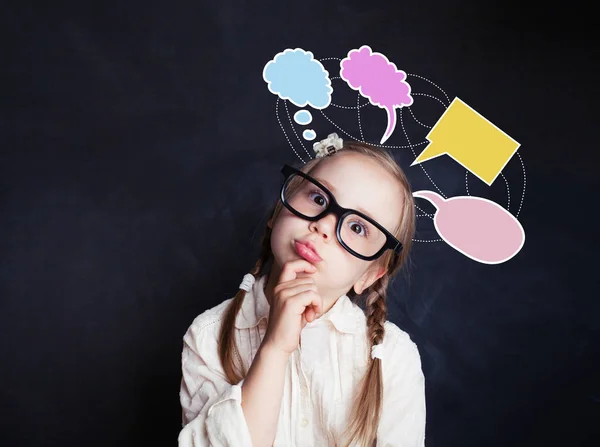 Vrolijke Denken Kind Meisje Met Wolken Tekstballonnen Het Bord Onderwijs — Stockfoto
