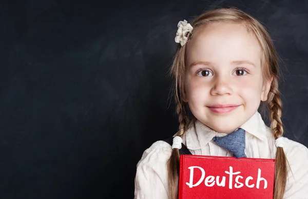 Dzieci Uczyć Się Niemieckiego Dziewczyna Ciekawy Dziecko Niemieckiej Książki Tablicy — Zdjęcie stockowe