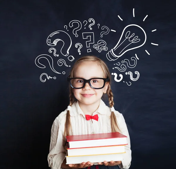 Fröhliche Schülerin Mit Einem Stapel Bücher Glühbirnen Und Kreidefragezeichen Brainstorming — Stockfoto