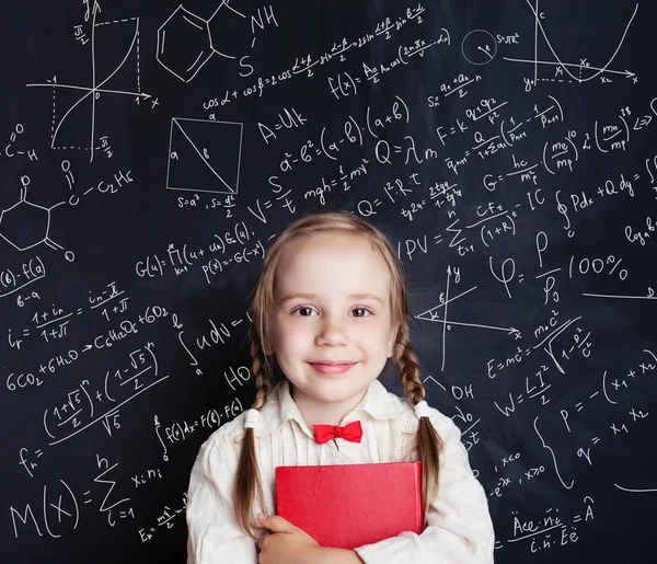 儿童数学教育理念 快乐的小女孩数学学生在学校黑板背景与手绘科学公式模式 — 图库照片