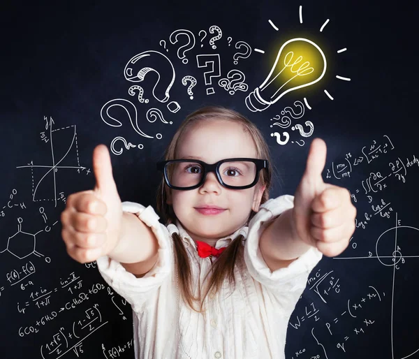 Niña Feliz Alumna Mostrando Pulgar Hacia Arriba Aula Fondo Pizarra — Foto de Stock