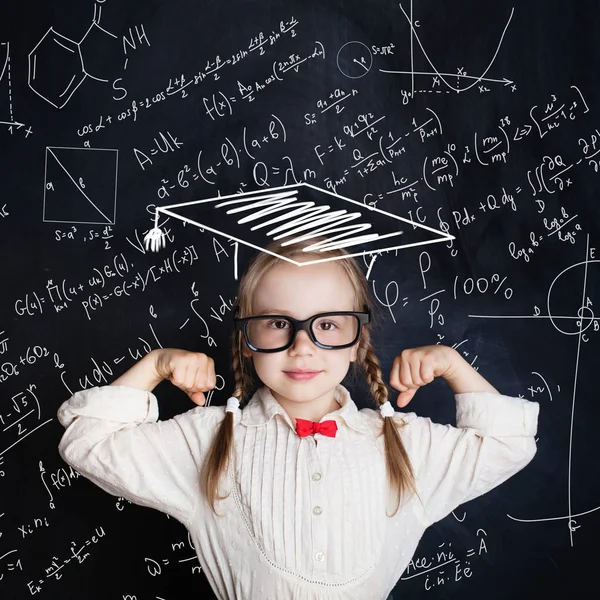 小さな天才女性子供の手図面数学科学式パターンで 子供の数学教育の概念 — ストック写真
