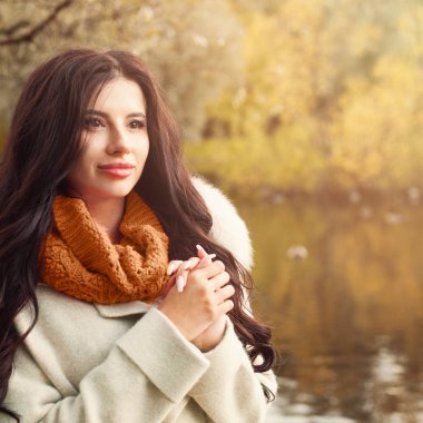 Mükemmel esmer kadın açık havada dikey