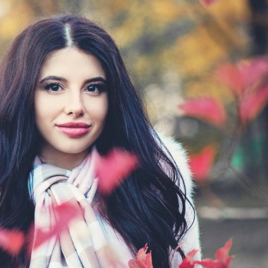 Güzel sonbahar kadını düşmek park açık havada