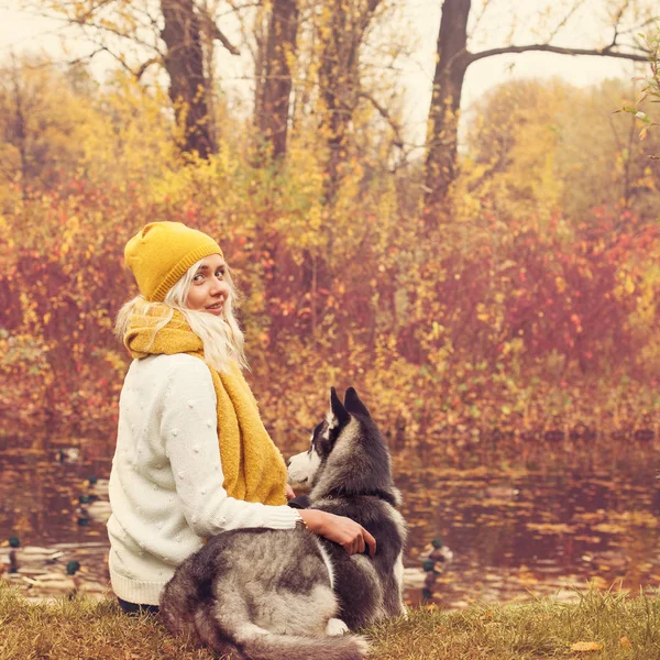 Jovem Mulher Seu Cão Sentado Lado Lago Livre Parque Outono — Fotografia de Stock