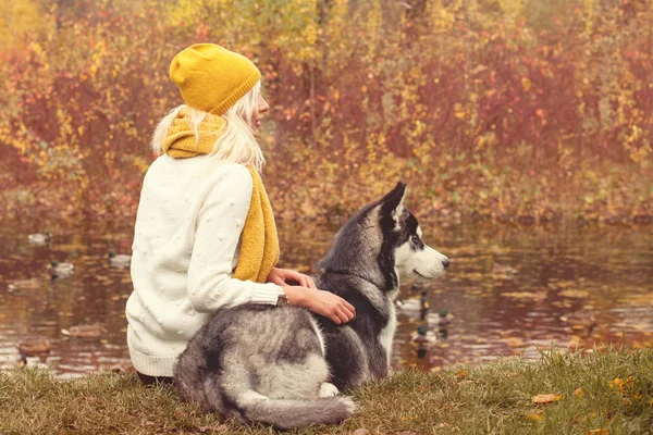 Retrato Outono Romântico Uma Mulher Seu Cão Livre Fundo Parque — Fotografia de Stock