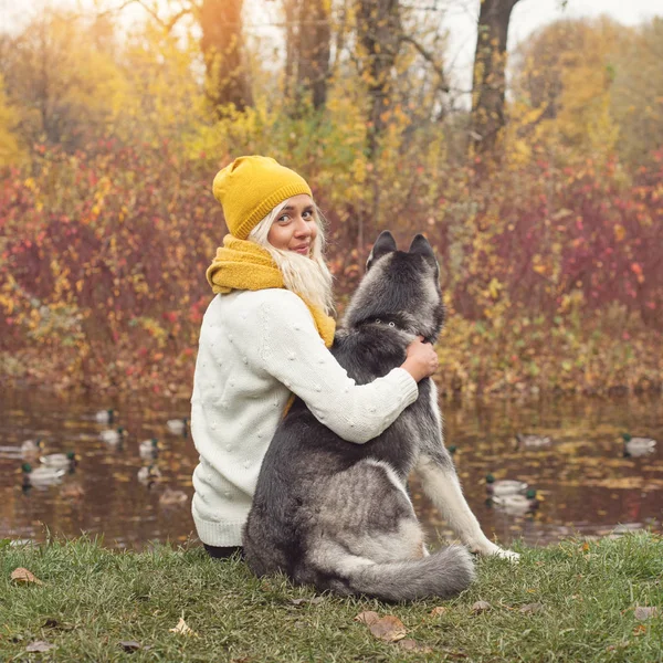 Conceito Felicidade Mulher Romântica Seu Cão Livre Parque Outono — Fotografia de Stock