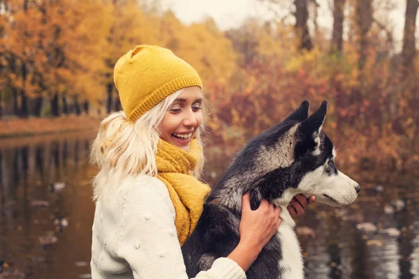 Jovem Mulher Seu Cão Abraçando Livre Parque Outono — Fotografia de Stock