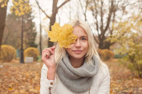 Podzimní Žena Blond Vlasy Venku Romantická Dívka Parku Podzim — Stock fotografie