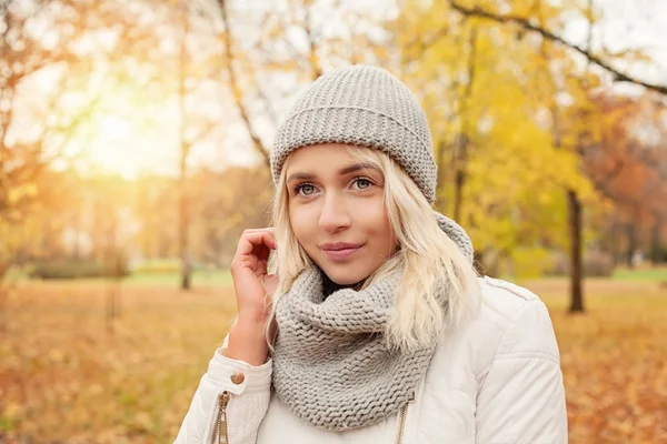 Mujer Hermosa Aire Libre Fondo Otoño Chica Caminando Parque Otoño —  Fotos de Stock