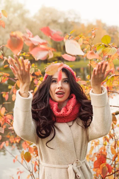 Autumn Woman Having Fun Fall Park Outdoors — Stock Photo, Image