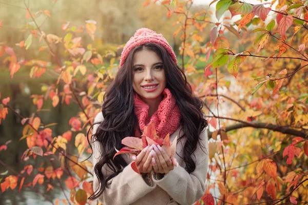 微笑的妇女 多彩的秋天画像 — 图库照片