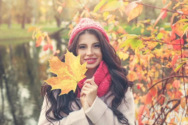 Mujer Otoño Con Hoja Arce Brillante Aire Libre Hermosa Chica —  Fotos de Stock