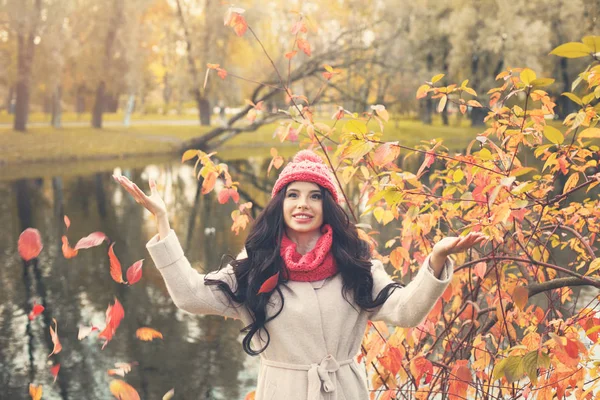 Schöne Herbst Frau Bläst Herbstblätter Freien — Stockfoto