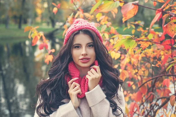 Colorido Retrato Otoñal Hermosa Mujer Sombrero Rosa Bufanda Aire Libre —  Fotos de Stock