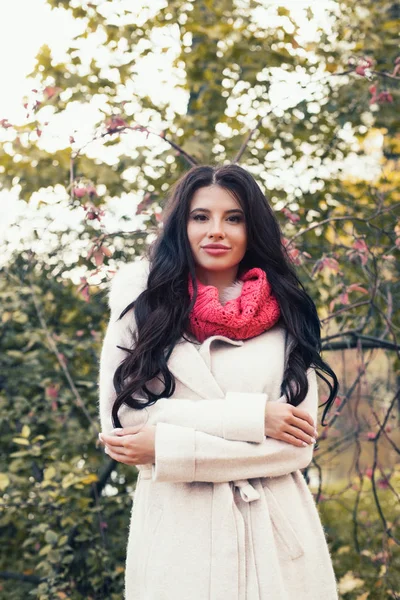 白衣を屋外で笑顔ブルネットの女性 秋の公園で美しい少女 — ストック写真